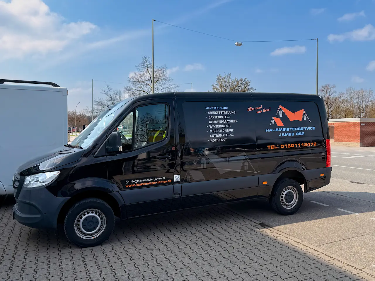 Servicefahrzeug von Hausmeisterservice James im Arbeitsalltag