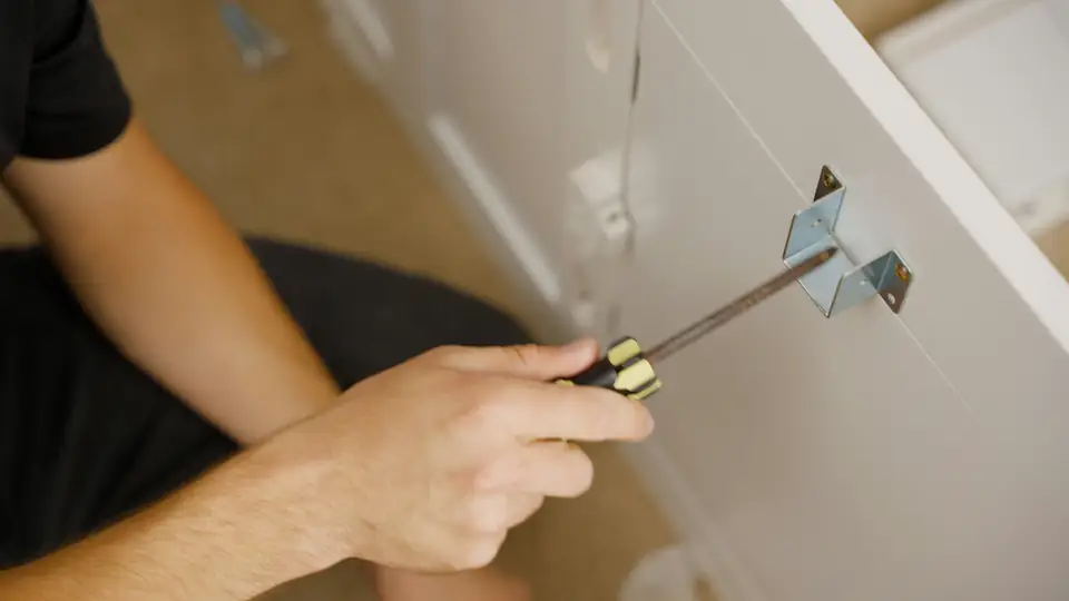 Montage von Möbeln in einem Innenraum